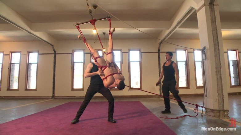 Men on Edge: Zavěšený vzhůru nohama, latinoamerická kulturistka má ošukaný svůj tlustý penis