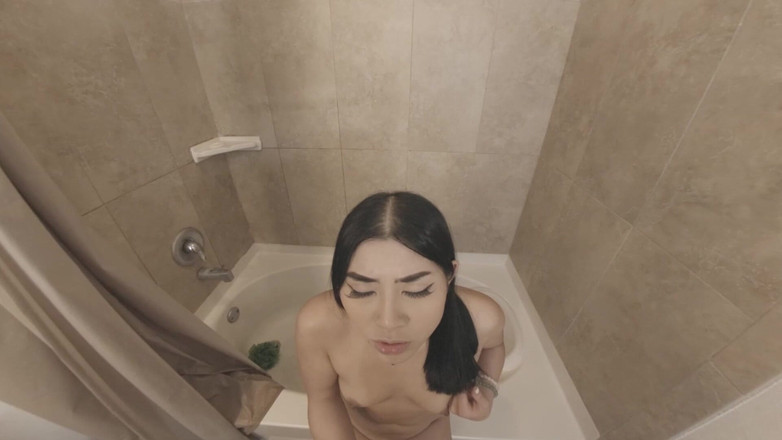 Taboo vr porn: Fiica vitregă asiatică seduce tatăl vitreg la duș P1