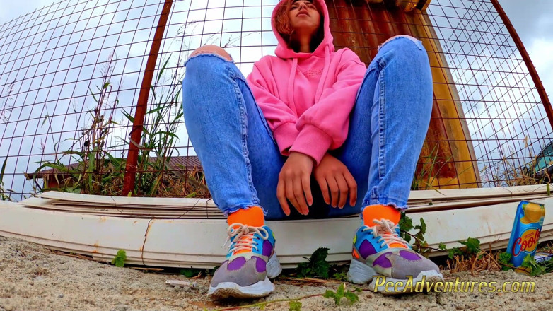 Pee Adventures: Pissing trough her jeans outdoor