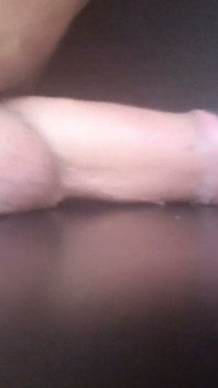 Seksowny chudy twink pociera swojego kutasa, szarpie się smarem, dużo spuści
