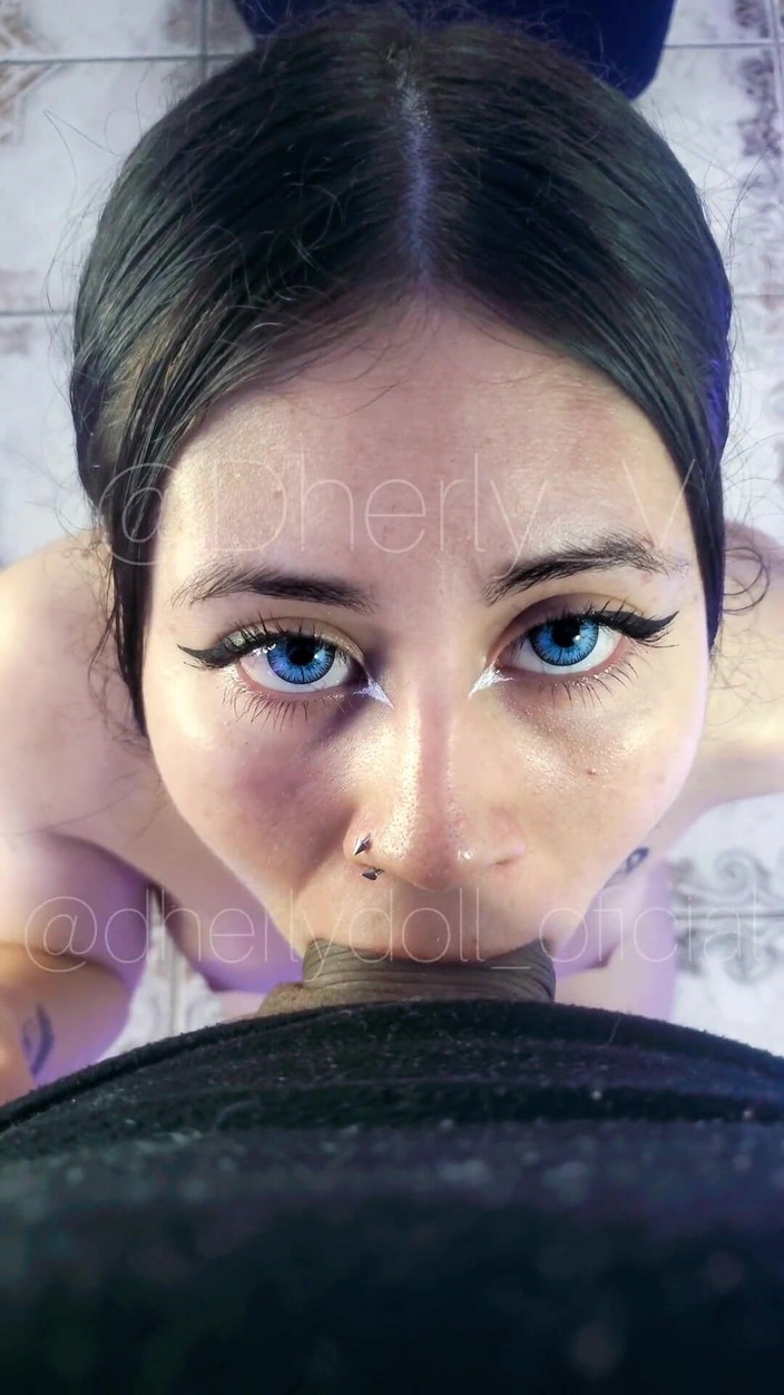 DherlyDoll: Piękna przyrodnia siostra mojego przyjaciela daje mi delikatne obciąganie POV