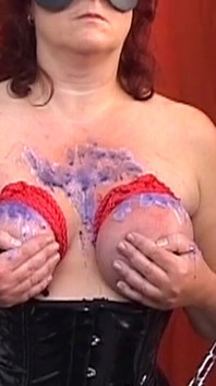Připoutaná zrzka MILF vydrží horký vosk na svíčky