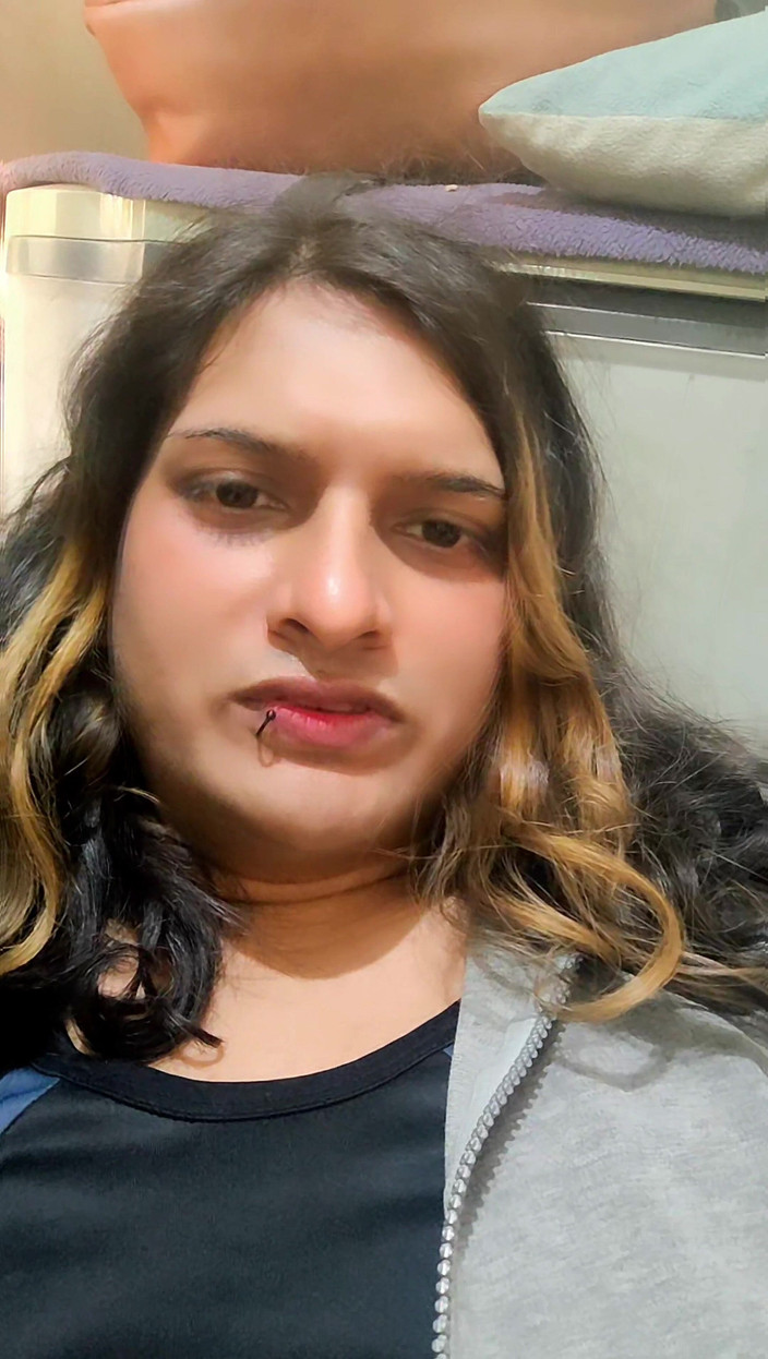 Zoyasazadai: Зоя Шезаді Йде В Душ І Носить Синій Рушник І Говорить Про Себе