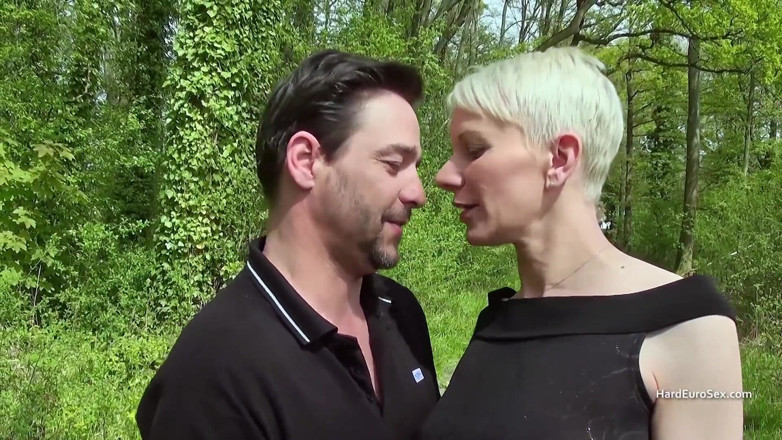 Hard Euro sex: Une grande MILF aux cheveux courts prend une grosse bite...