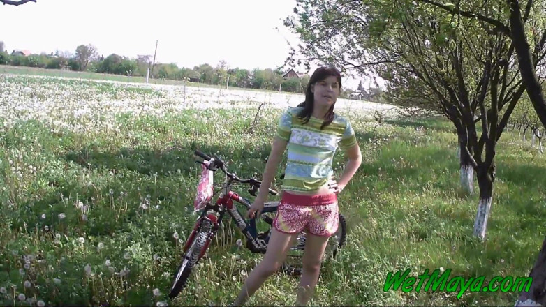 Wet Maya: Elle fait pipi sur son vélo