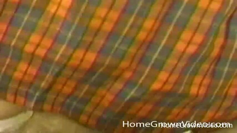 Homegrown Video: sundar kaale baal vaali Mia kee sthitiyon men land leti...