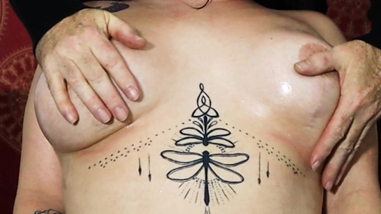 Vibra King Video: रेवेन अपने स्तनों को तेल से सनी करवाती है