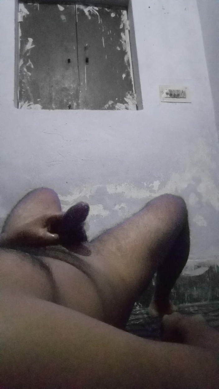 Raaz26d: Индийский паренек массирует маслом и мастурбирует свой большой большой член в сексуальной спальне учителя, пока учителя не было