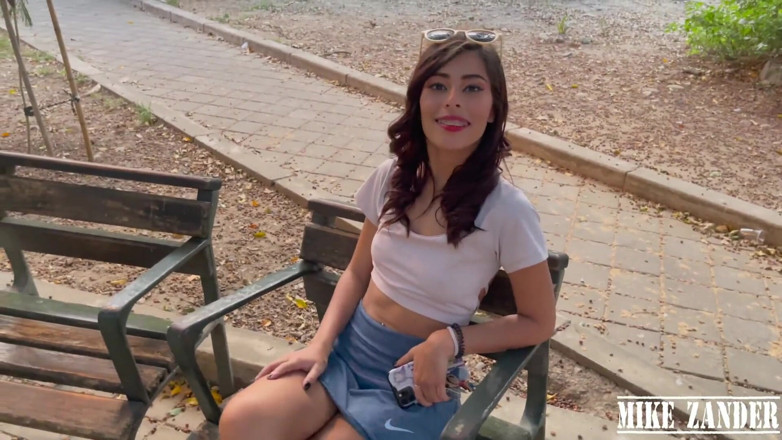 MIKEZANDER01: Medellin'in lezzetli genç kızıyla sikişiyor
