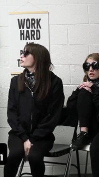 Ragazze sospette mia taylor e dakota burns prese per essere interrogate