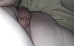 Con cu nhỏ xíu cọ xát