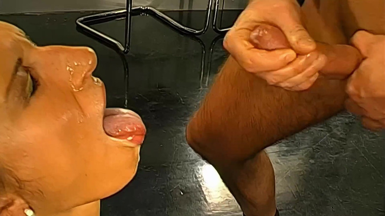 Teen clips and best blowjobs: 在复古 ggg john thompson 的屁股到嘴吞精青少年