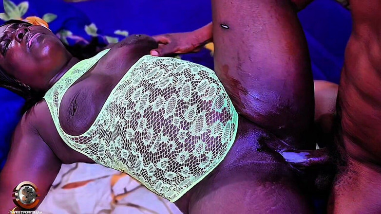 Tusweet9ja: Büyük götlü orta yaşlı seksi kadın sikilene kadar acıyarak sikiliyor