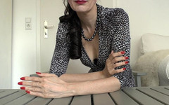 Lady Victoria Valente: Červené klasické dlouhé nehty