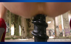 Sindyrose: Sindy Rose šuká zadek šroubovým robertkem a výhřez v zničené továrně