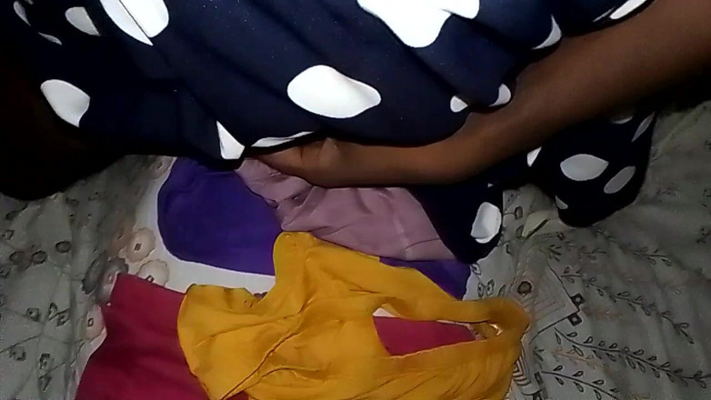Jaanu294: In der gelben Farbe ist das blaue höschen, das kleid