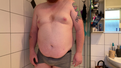 Ginger daddy: Zrzavý táta čůrá ve spodním prádle