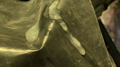 Placer_macho: El deseo brillante entre las bolsas de escombros en silencio.