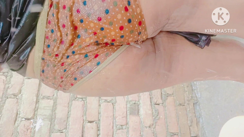 Ankurpriya000: Bhabhi Ko Nahata Dekh Sasur Ne Bhabhi Ki Gand Mari...