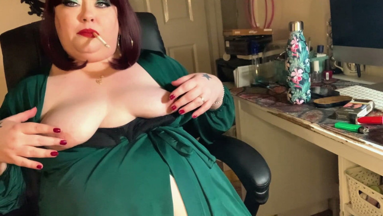 Tina Snua: British BBW Plays with Tits as She Smokes Omi - Tina...