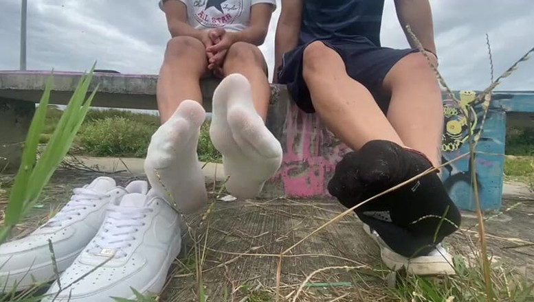 Mr Feet Colombia: Przyjaciele w Kolumbii wychodzą zapalić, zdejmując buty, więc poczuć zapach