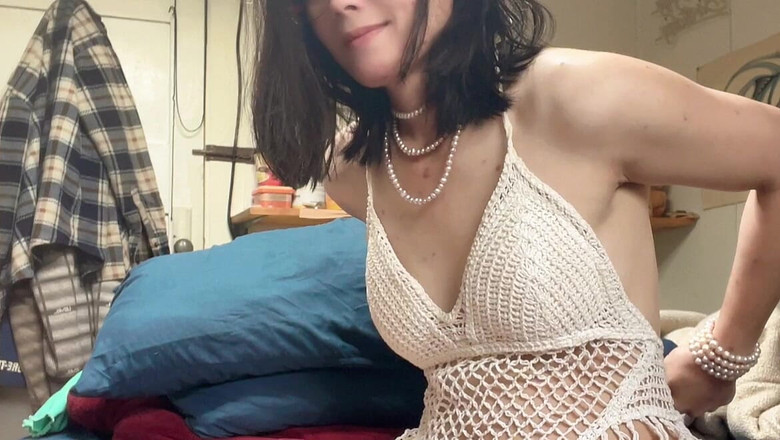 sweethanajapanese: Une Japonaise sexy sur le lit
