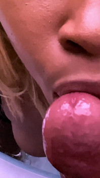 Gioco di figa caldo e pompino sciatto con la pornostar Nina Rivera