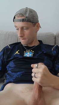 Hermano cachondo atrapado masturbándose después de la práctica de fútbol versión larga