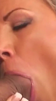 Esta perra disfruta del sexo anal tan jodidamente y su nombre es Kayla Synz
