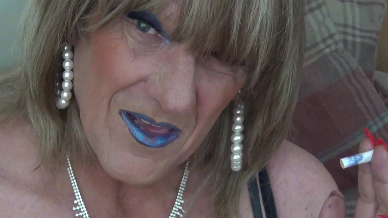 Mature Tina TV: Зрелая с голубой губной помадой, БРИТАНСКАЯ ТВ шлюшка