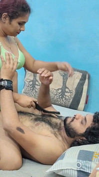 Ragazza legata, marito con la mano ammanettata e leccata sul letto