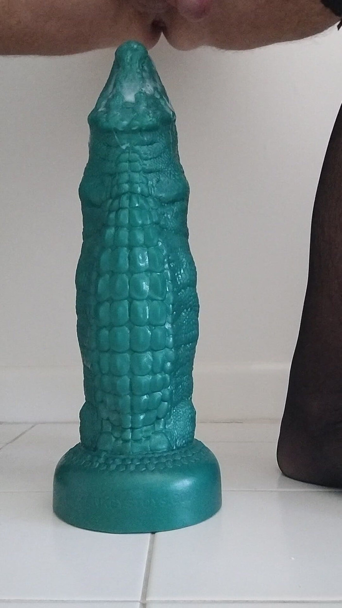 dragontrainer5: Кроссдрессер в нижнем белье выставляет на показ высокомерные черные трусики перед трахом большого крокодила дилдо и кончает