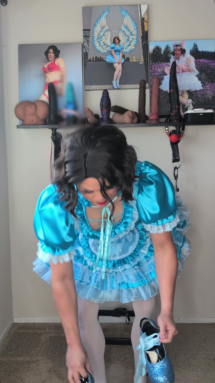 Sissy Candy: Preparando-se com a empregada maricas Candy!