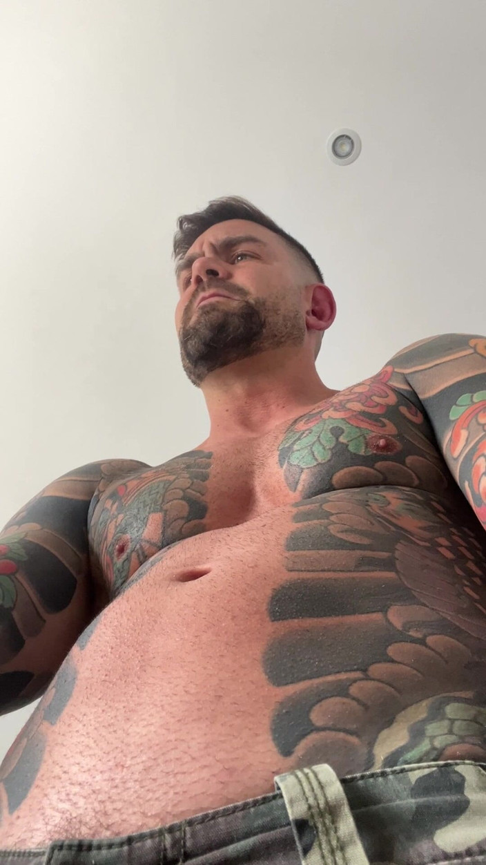 Juan Lucho Gay: Getatoeëerd En Gespierd, Hij Komt Vaak Klaar