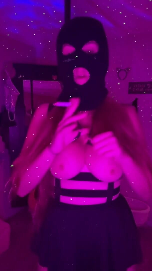 Artemisia Love: Artemisia Sukakan Pakaian Seksi Dan Sesi Merokok Balaclava Untuk Awak