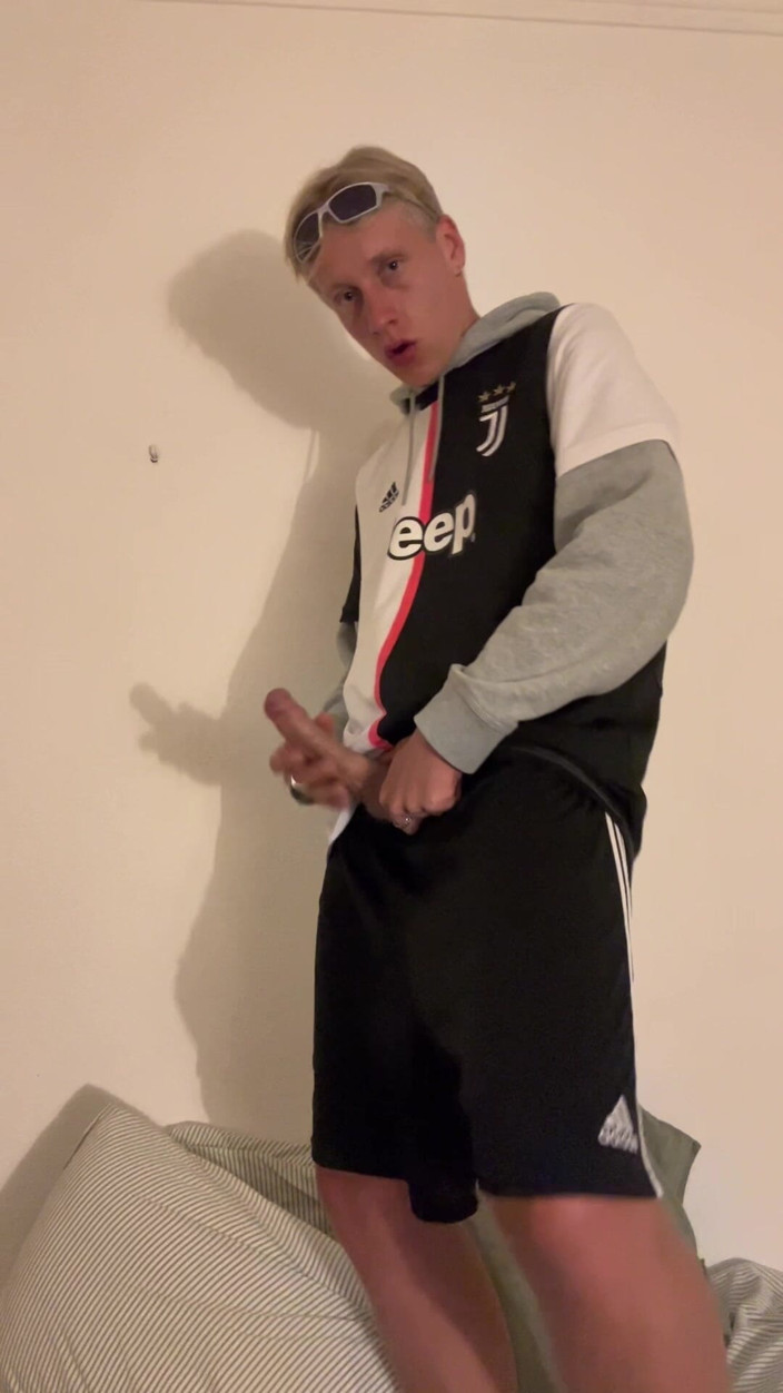 Axton Drake: [Face Reveal] Awek Bola Sepak Miang Melancap Dan Memancut Mani...