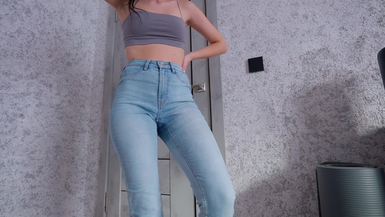 Solo Alice: Desesperación con pis en jeans - parte 1