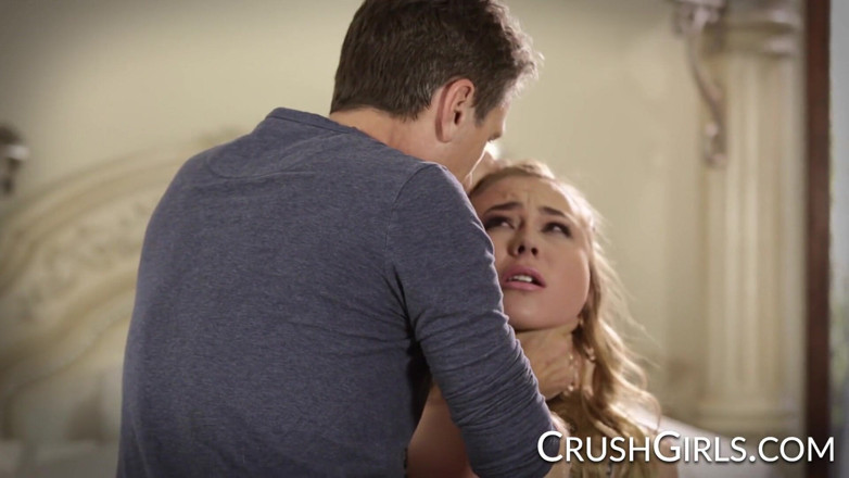 Crush Girls: Fete zdrobite - blondă drăguță Alyssa Cole pedepsită de tatăl ei...