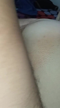 La mia casa è vuota e ho chiamato il mio ragazzo per scoparmi e sborrare dentro di me