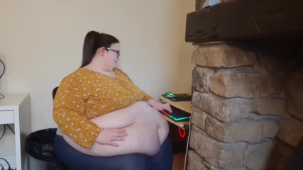 SSBBWLadyBrads: Fettes mädchen kämpft im büro