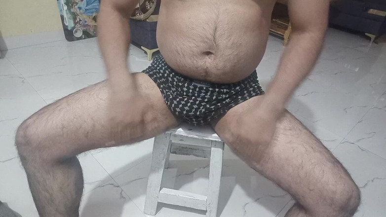 LovedSunsine1990: Sundal jsem si všechno oblečení a energicky si masíroval věci