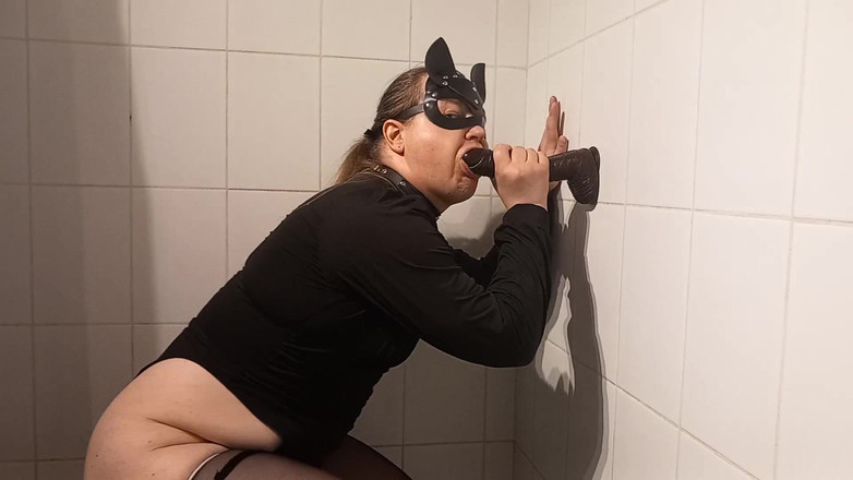 Elise Woods: Knielend mietje geniet van grote zwarte lul