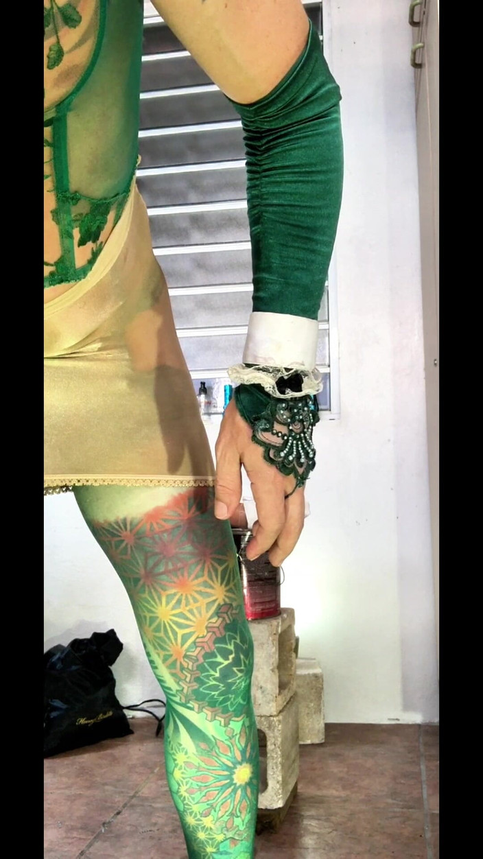 Benito414: Fofa meia verde transsexual ao ar livre exposição pulando insight...