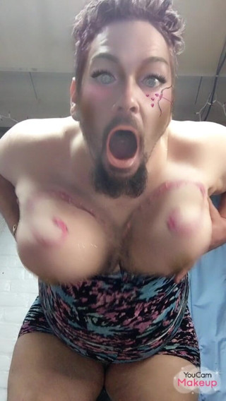 King Of Crossdress: Kunstzinnige borsten schudden