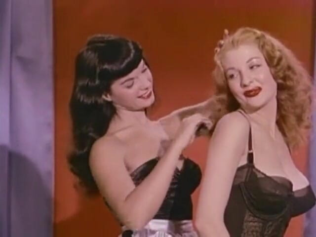 Vintage Usa: Compilazione. Danza erotica e lotta fra donne che si spogliano...