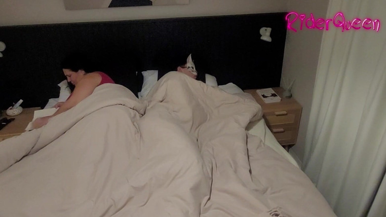 Riderqueen: Stiefmutter im bett teilt stiefsohn - video für fans MILF BBW