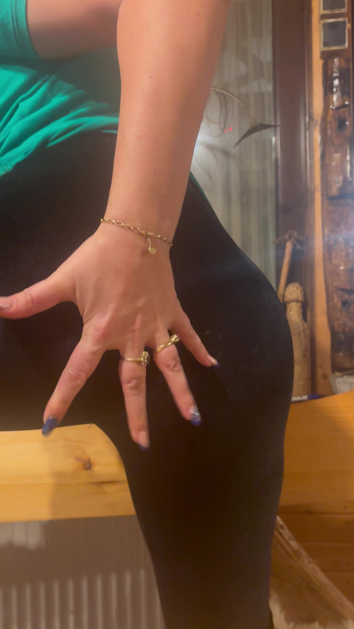MilfyCalla: Gifles Et Jeu De Cameltoe Sur Le Banc