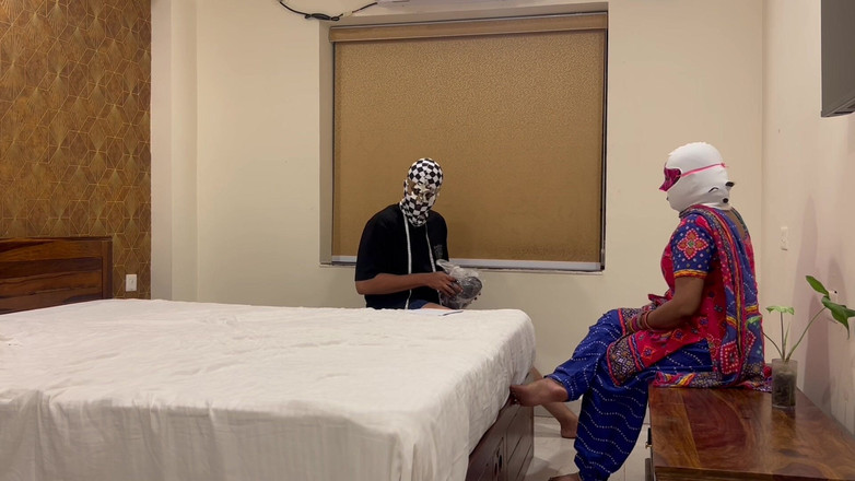 Besharam Jodi: Desi bengalese Milf scopata nel camerino del suo sarto Besharam...