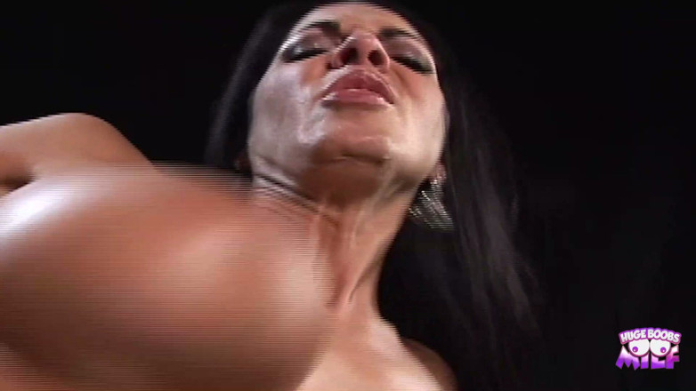 Huge Boobs MILF: La finestra all'aperto è aperta come la bionda brillante sunny Dae...