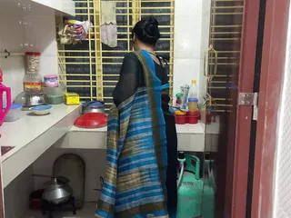 मैंने अपनी सौतेली मम्मी को किचन में अकेले खाना बनाते हुए देखा, मैंने उसे गले लगाया और चुदाई शुरू कर दी
